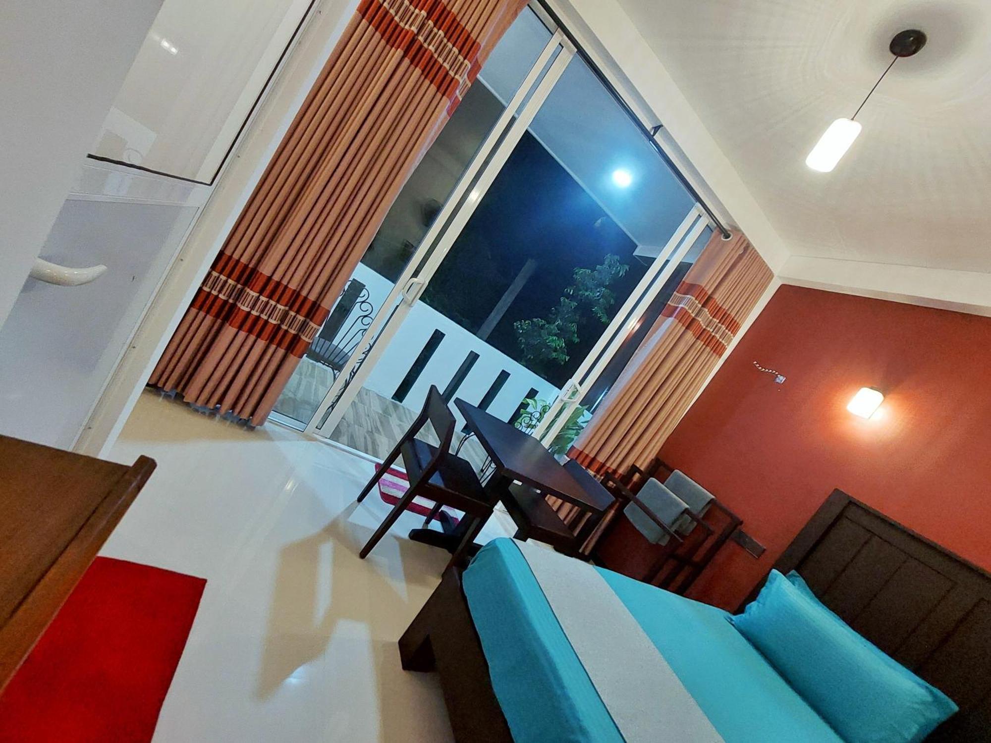 Chen Villa - Near Airport Negombo Buitenkant foto